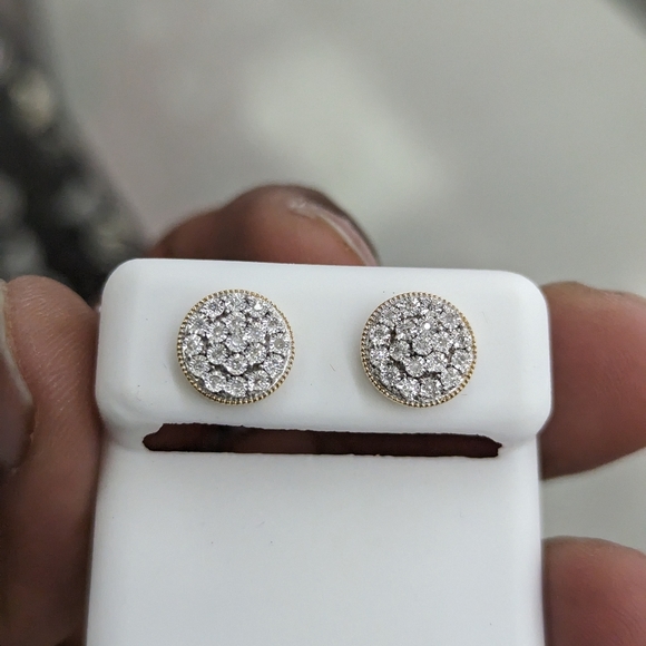 Real Diamond 10kt Gold stud earring